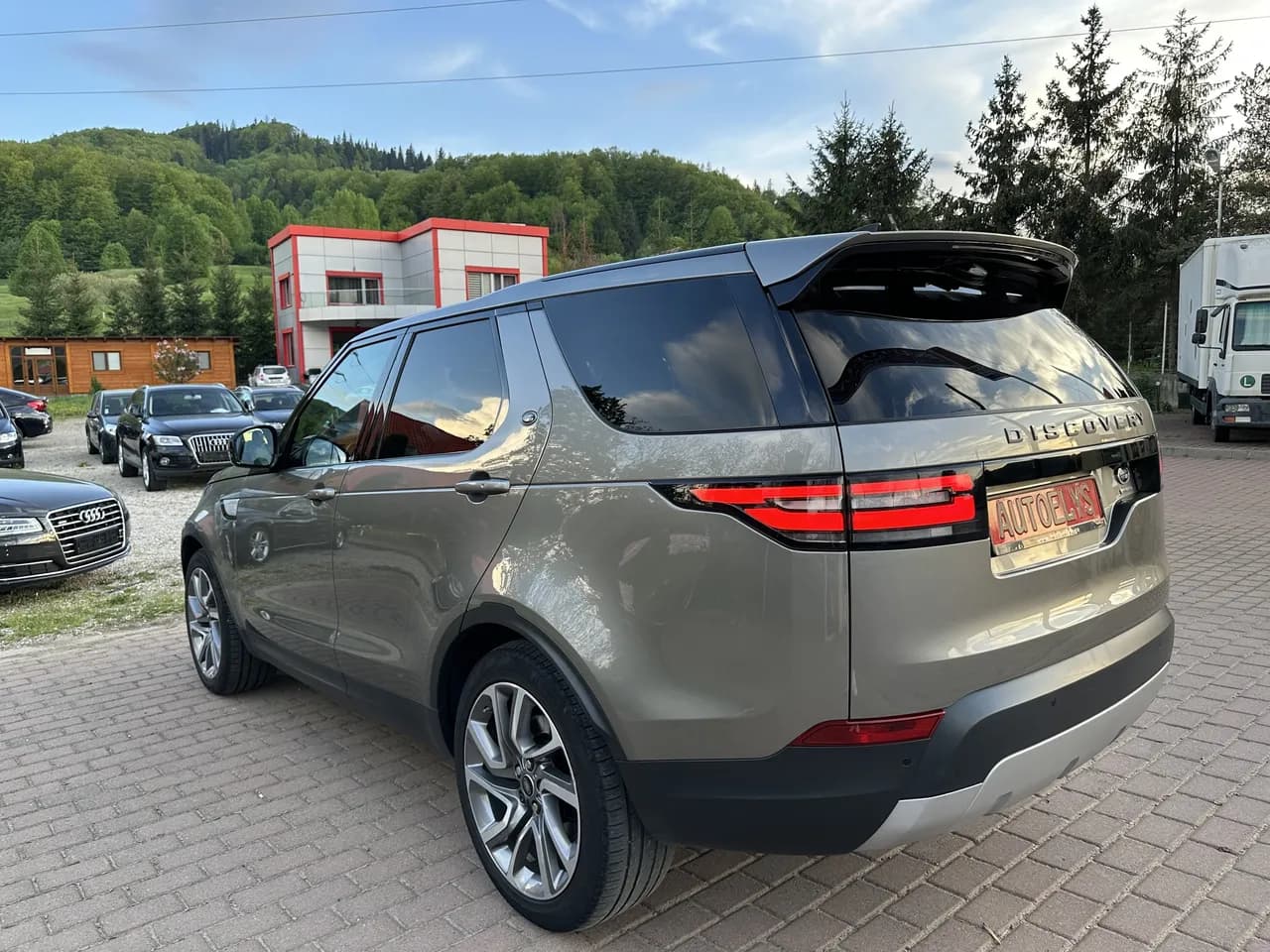 Land Rover Discovery 3.0 L TD6 HSE Luxury Edition 3