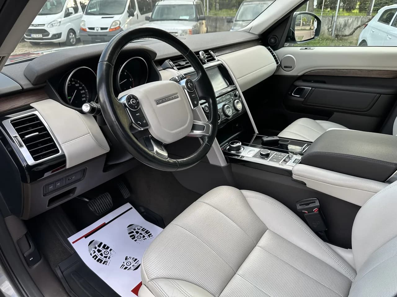 Land Rover Discovery 3.0 L TD6 HSE Luxury Edition 8